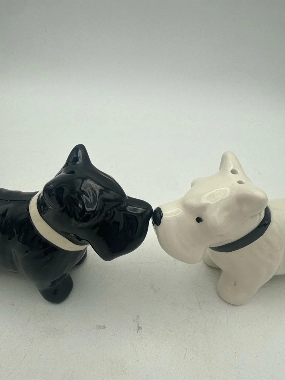 Kissing black & white Scottish Terriers Scotties ceramic Salt pepper shaker set